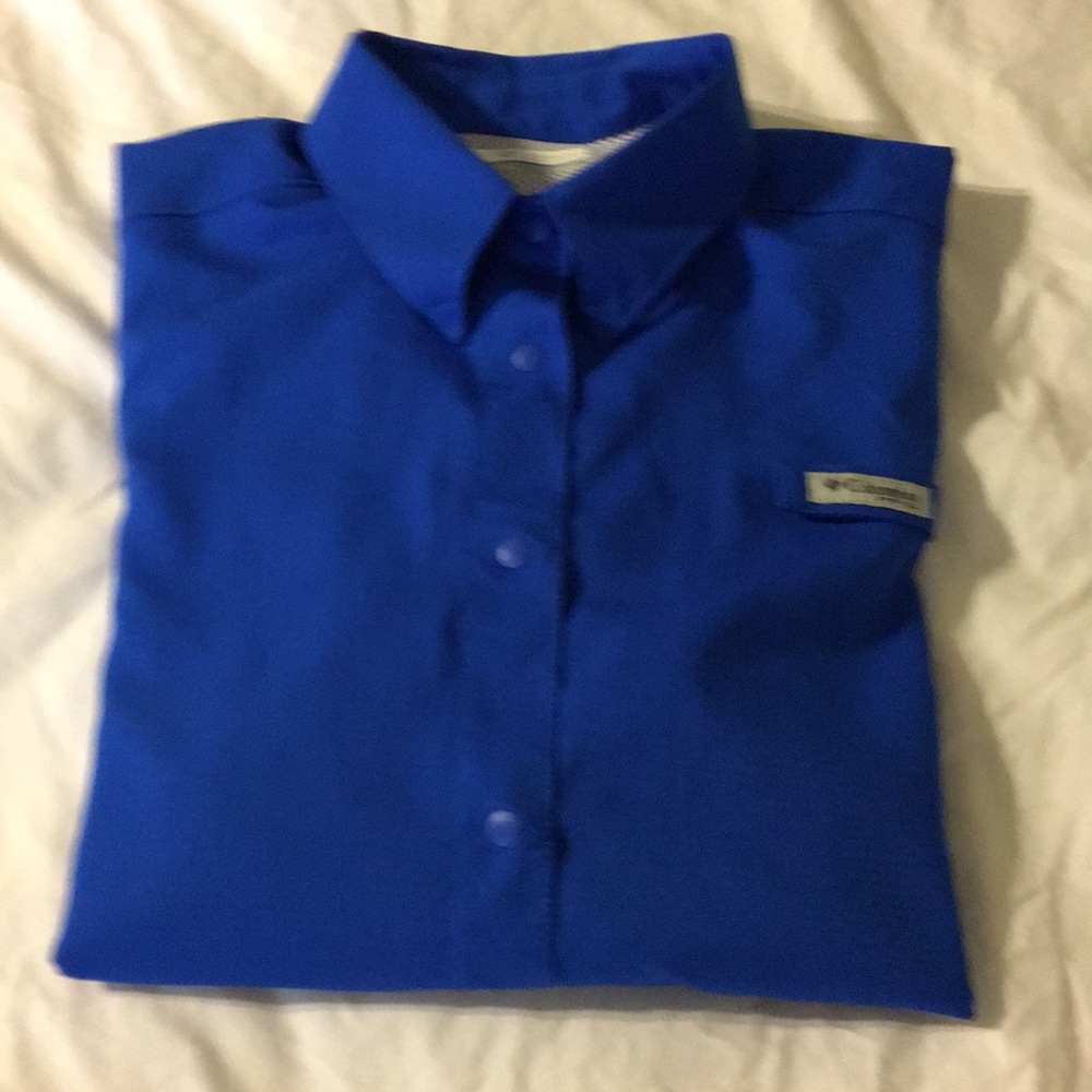 Columbia sports shirt. Medium size. Blue color.